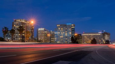 Blue Hour sırasında California State Route 87 'de San Jose Downtown ve Car Light Trails. San Jose, Kaliforniya, ABD.