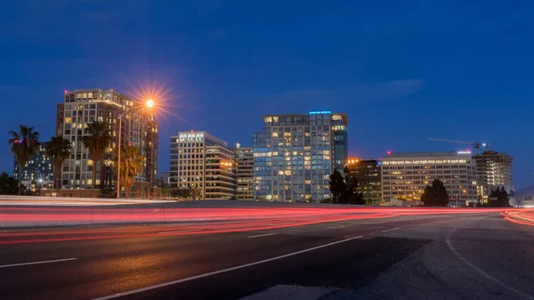 Blue Hour sırasında California State Route 87 'de San Jose Downtown ve Car Light Trails. San Jose, Kaliforniya, ABD.