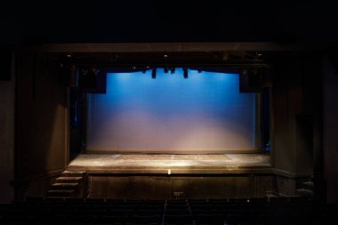 Cyclorama 'da Mavi ve Sarı Işıkları Boş Sahne Işığı