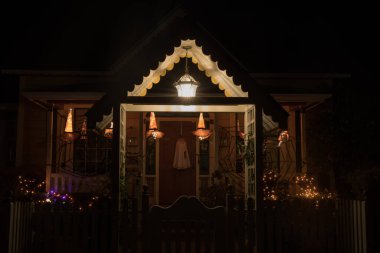 Kaliforniya 'da Cadılar Bayramı gece ışıkları dekorasyon evi