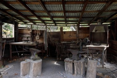 Los Altos Hills, California - 18 Kasım 2021: Demirci Forge, Los Altos Hills, Kaliforniya 'daki Villa' da vadi ve sahil arasında seyahat eden at arabalarına hizmet etmek için 1860 yılında inşa edildi..