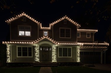 Noel ışıkları evi süslüyor.