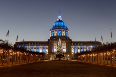 San Francisco Belediye Binası Hannukah 'ın ilk gecesinde mavi ve beyazı aydınlattı.