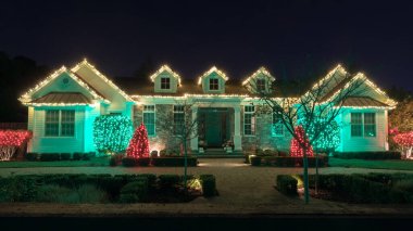 Noel ışıkları evi süslüyor.