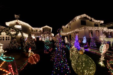 Noel ışıkları evi süslüyor.