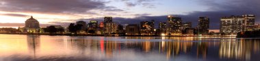 Oakland 'ın aşağısında Merritt Gölü üzerinden canlı bir alacakaranlık.