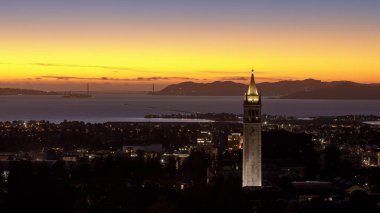 UC Berkeley Saat Kulesi üzerinde Büyük C Patikası üzerinden alacakaranlık gökyüzü. Berkeley, Alameda County, California, ABD.