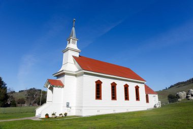 Eski St. Mary Kilisesi, Nicasio Vadisi, 1867 'de inşa edilmiş. Nicasio, Marine County, California, ABD.