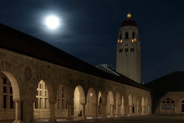 米国カリフォルニア州スタンフォード大学のメインクワッド経由でフーバータワーの上に満月上昇 — ストック写真
