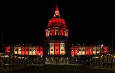 San Francisco Belediye Binası gece kırmızı ve altınla aydınlandı.