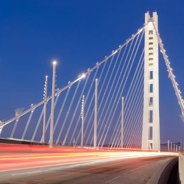 サンフランシスコとオークランドを結ぶベイブリッジニューイースタンスパンを描く車のライトトレイル — ストック写真