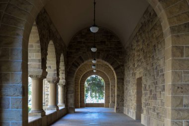 Stanford Üniversitesi, Kaliforniya 'da görev esinlenilmiş boş manastır