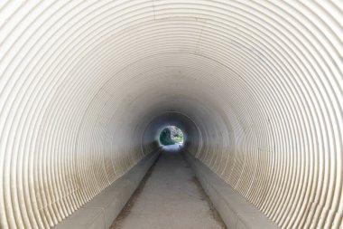 Great Sure, California, ABD 'deki 1. Otoyol Altgeçit Tüneli.