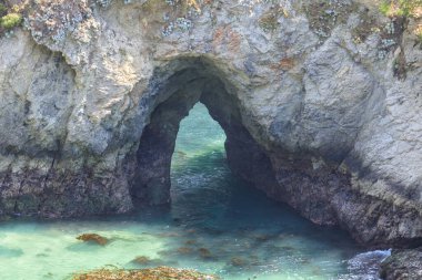 Monterey County, Kaliforniya 'daki Point Lobos State Doğal Koruma Alanı' ndaki China Cove Rock Kemeri..