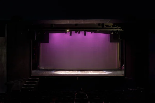 Empty Old Fashioned Stage Lit Pink Cyclorama — Fotografia de Stock