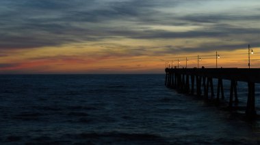 Pacifica Belediye İskelesi üzerinde Alacakaranlık Gökyüzü. Pacifica, San Mateo County, California, ABD.