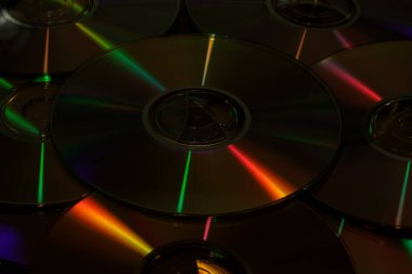 Veri, ses ve görüntü depolamak için kullanılan CD yığınları