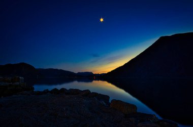 Selje Norveç 'te balık avı. Fiyorttaki mavi saat. Sakin ol. Renkli an