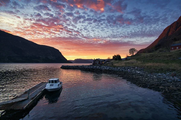 セリエ ノルウェーのフィヨルドの夕日 雲や水に反射するとても美しい色です 素晴らしい風景の中での釣り休暇 — ストック写真