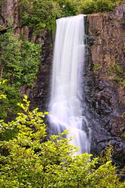 İsveç dereleri, küçük ve büyük şelaleleri olan nehirler dokunulmamış doğada. Eğlence, macera ve benzersiz doğada bol bol rahatlama..