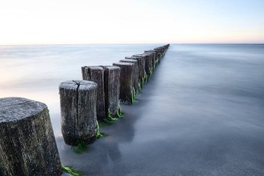Groynes Baltık Denizi 'ne giriyor. Rahatlama yeri