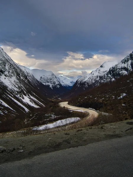 Дорога Над Перевалом Норвегии Между Горами Снегом Чистая Природа — стоковое фото