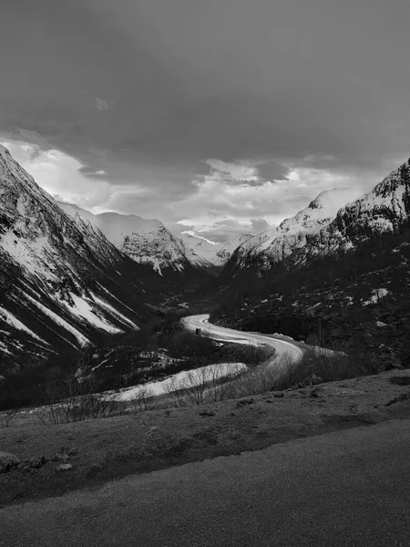 Estrada Sobre Uma Passagem Norway Entre Montanhas Neve Preto Branco — Fotografia de Stock
