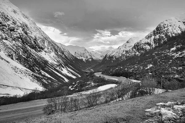 Droga Przez Przełęcz Norwegii Między Górami Śniegiem Czerni Bieli Czysta — Zdjęcie stockowe