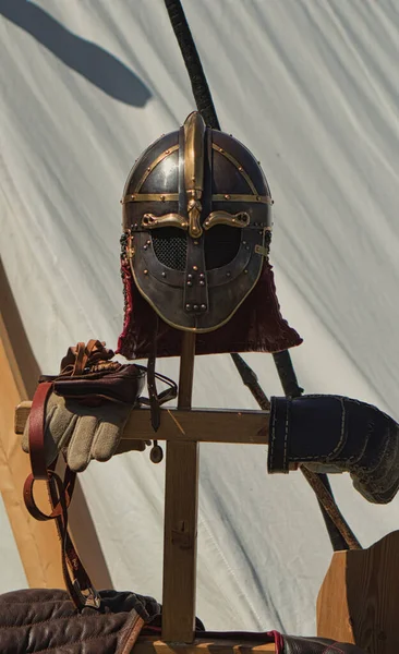 骑士盔甲 头盔和配饰 中世纪品牌的粉丝们所喜爱的一切 处理和维护的爱的细节 — 图库照片