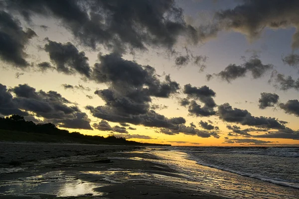 美丽的海岸上的落日 天空中的云彩 大海的声音和鼻子周围一阵清风 — 图库照片