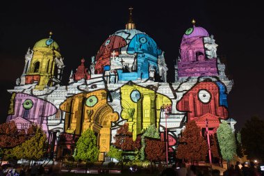 2021 Işık Festivali, burada Berlin Katedrali aydınlatılacak. Ekstra sınıfın bir etkinliği. Birçok izleyiciyi kendine çekiyor..