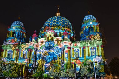2021 Işık Festivali, burada Berlin Katedrali aydınlatılacak. Ekstra sınıfın bir etkinliği. Birçok izleyiciyi kendine çekiyor..