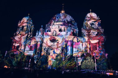 2021 Işık Festivali, burada Berlin Katedrali aydınlatılacak. Ekstra sınıfın bir etkinliği. Birçok izleyiciyi kendine çekiyor..