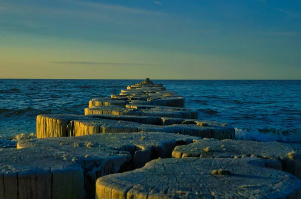 Groynes Pláži Baltského Moře Zingstu Vlny Lámou Dřevo Chrání Pobřeží — Stock fotografie