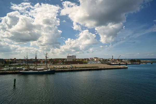 Rostock limanı çıkışı. Warnemuende, sahil ve deniz feneri manzaralı. İsveç ya da Danimarka 'ya geçmek.