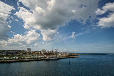 Rostock limanı çıkışı. Warnemuende, sahil ve deniz feneri manzaralı. İsveç ya da Danimarka 'ya geçmek.