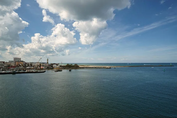 Rostock limanı çıkışı. Warnemuende, sahil ve deniz feneri manzaralı. İsveç ya da Danimarka 'ya geçmek.