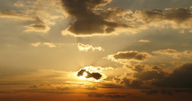 Arka plan olarak gökyüzünde güneş tarafından aydınlatılan bulutlar. Daha fazla düzenleme için arkaplan resmi