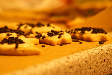 Advent mevsiminde kurabiye pişirmek. Kurabiyeler Noel 'de süslenir ve yenir..