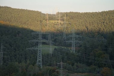 Yüksek voltajlı elektrik hatları ülke çapında dağıtıldı. 380 KV 'lik enerji nakli.