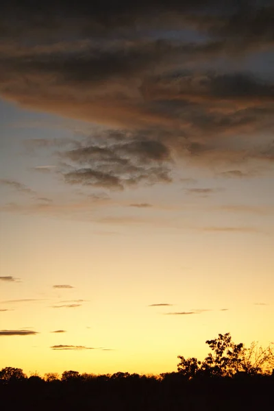 Облака Освещенные Солнцем Небе Качестве Фона Фоновое Изображение Дальнейшего Редактирования — стоковое фото