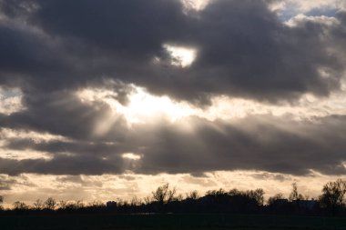 Berlin 'in varoşlarında güneş batıyor. Gökyüzü yanıyor gibi görünüyor. Romantik akşam gökyüzü.