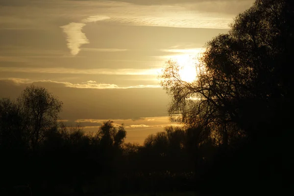 Закат Солнца Окраине Берлина Небо Кажется Горит Романтическое Вечернее Небо — стоковое фото