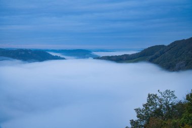 Küçük Saar döngüsünün dağlarında sis yükseliyor. Saarland 'daki Saar Nehri' nde mistik bir sessizlik..