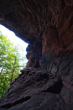 Genovevahoehle, Trier-Saarburg bölgesinde Kordel yakınlarında doğal bir anıt olarak adlandırılan efsanevi, küçük bir mağaradır..