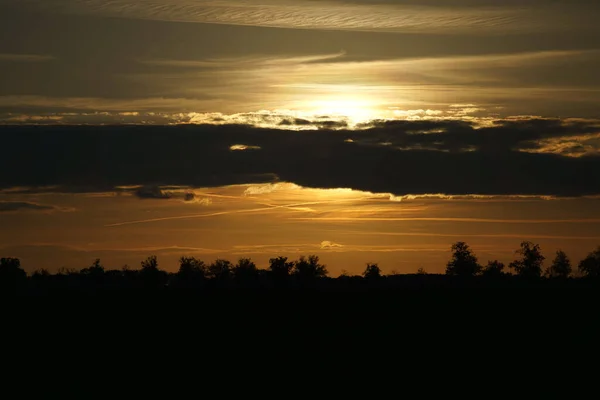 Pôr Sol Nos Arredores Berlim Céu Parece Arder Céu Romântico — Fotografia de Stock