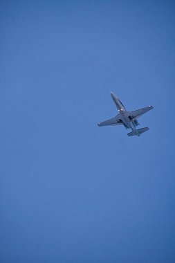 Mavi gökyüzündeki uçak tatil yerine gidiyor. Misafirleri otele getiren bir yolcu makinesi..