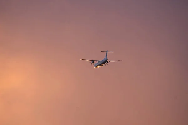 Avião Céu Azul Para Destino Férias Uma Máquina Passageiros Que — Fotografia de Stock