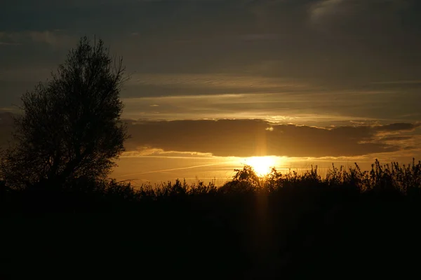 Закат Солнца Окраине Берлина Небо Кажется Горит Романтическое Вечернее Небо — стоковое фото