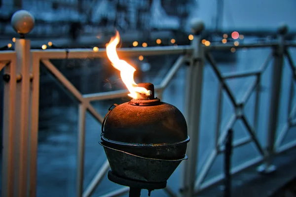 Καίγοντας Λάμπα Πετρελαίου Δίπλα Στο Νερό Χαλαρή Διάθεση Στο Blavand — Φωτογραφία Αρχείου